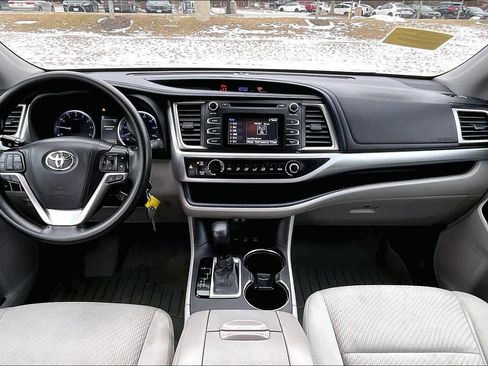 Used 2018 Toyota Highlander LE w/ Carpet Mat Package (TMS) image 27