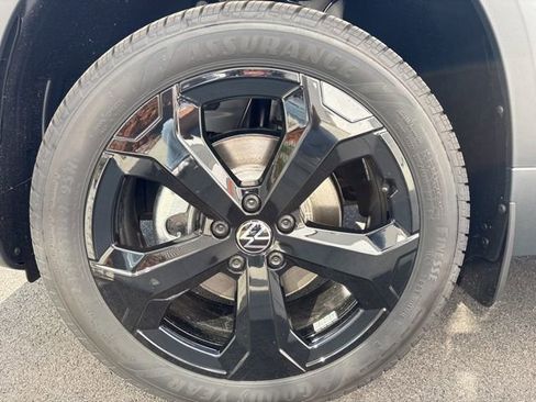 New 2025 Volkswagen Taos SE image 17