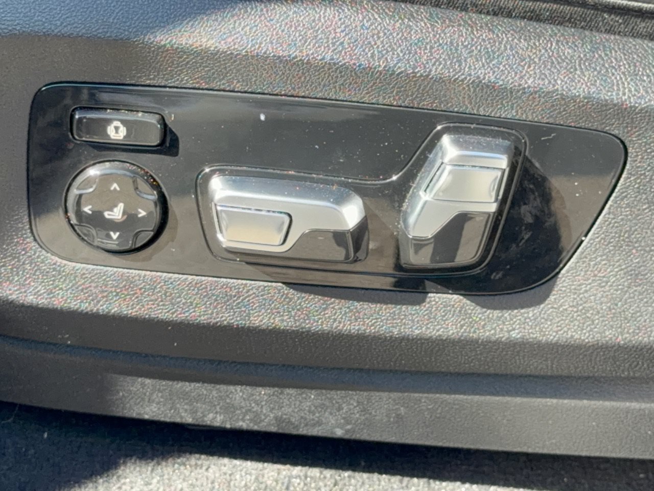 Used 2025 BMW X6 xDrive40i w/ Climate Comfort Package AWD/4WD image 16