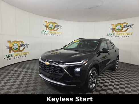 Used 2025 Chevrolet Trax LT w/ Driver Confidence Package FWD image 3