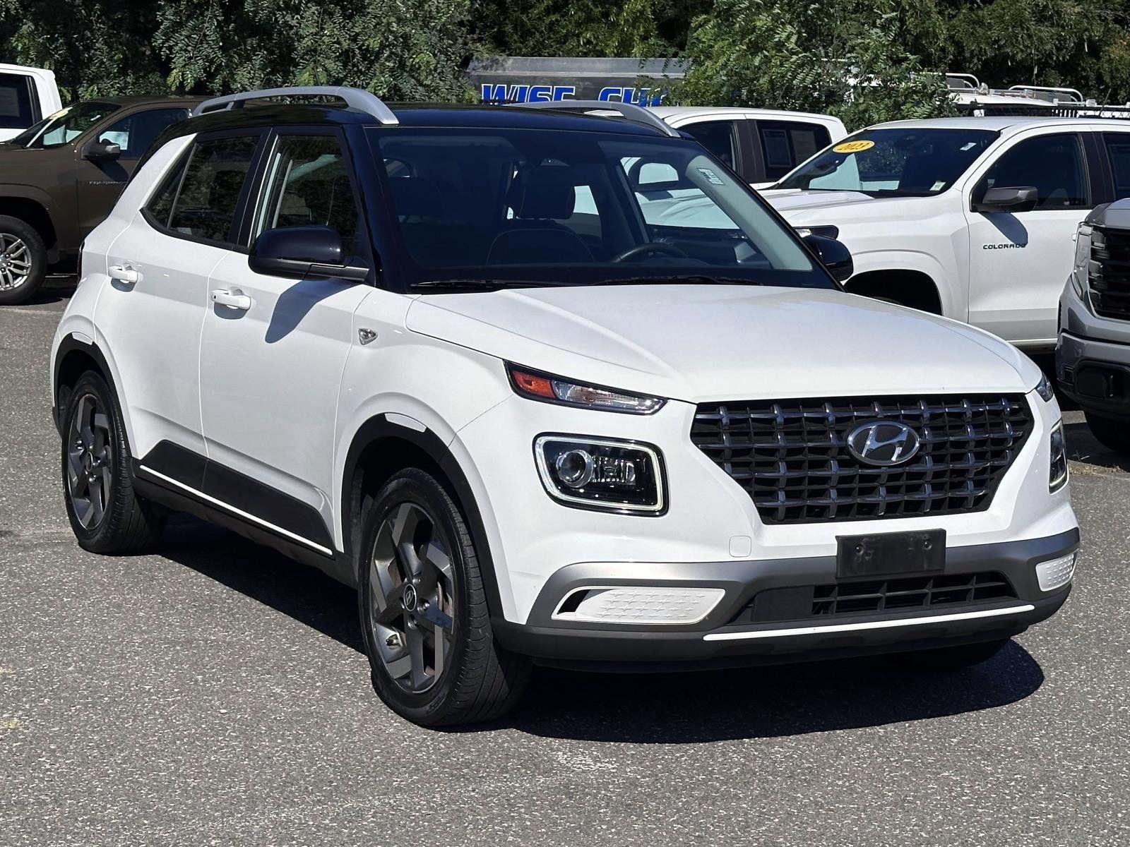 Used 2023 Hyundai Venue Limited w/ Cargo Package FWD image 5