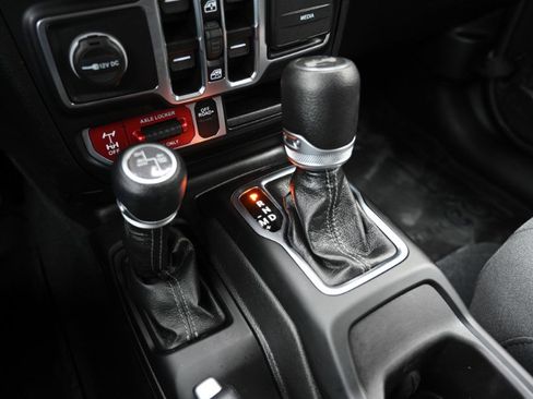 Used 2024 Jeep Wrangler Unlimited AWD/4WD image 35