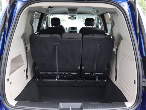 Used 2019 Dodge Grand Caravan SE w/ UConnect Hands-Free Group FWD image 4