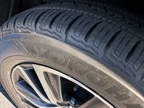 Used 2021 Toyota Venza LE image 12