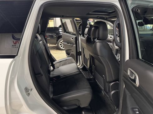 Used 2022 Jeep Grand Cherokee Laredo X image 10