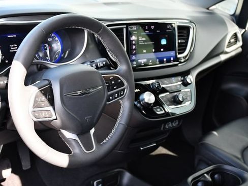 Used 2025 Chrysler Pacifica Select FWD image 15