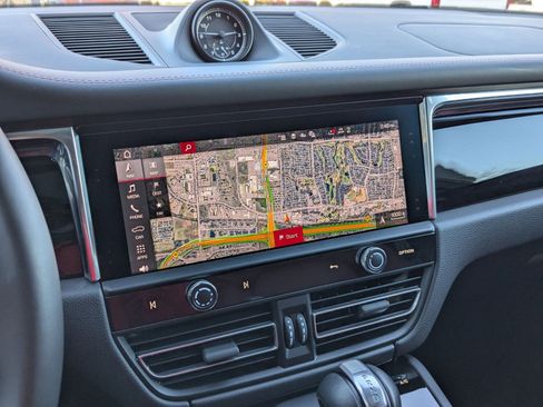 Used 2025 Porsche Macan image 17