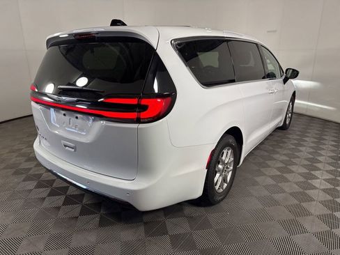 Used 2024 Chrysler Pacifica Touring-L image 11