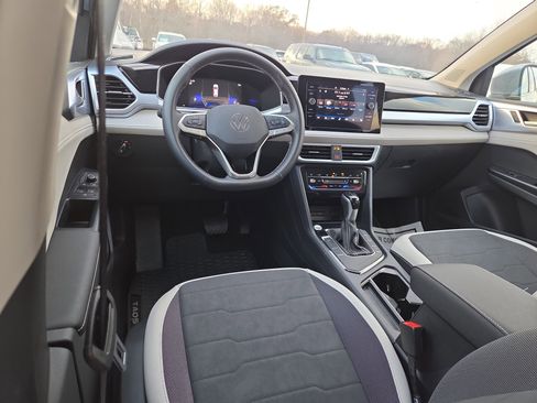 Used 2025 Volkswagen Taos SE image 8