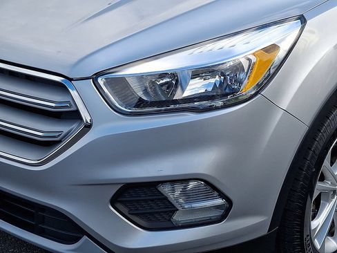 Used 2018 Ford Escape SE FWD image 11