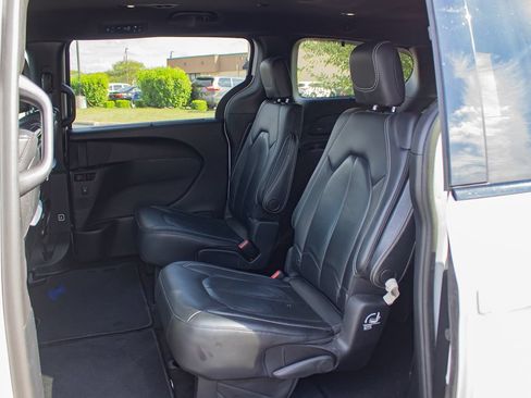 Used 2020 Chrysler Pacifica Touring-L Plus w/ S Appearance Package FWD image 15