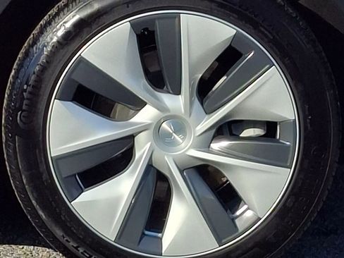 Used 2024 Tesla Model Y Long Range RWD image 33