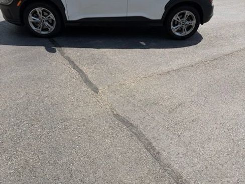 Used 2023 Hyundai Kona SEL AWD/4WD image 2