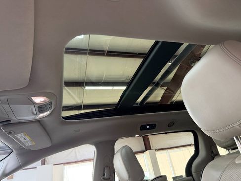 Used 2017 Chrysler Pacifica Platinum FWD image 30