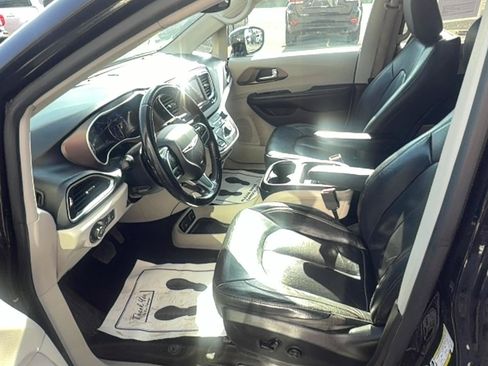 Used 2019 Chrysler Pacifica Touring-L FWD image 14