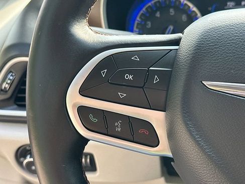 Used 2017 Chrysler Pacifica Touring-L FWD image 27