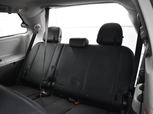 Used 2019 Toyota Sienna SE image 23