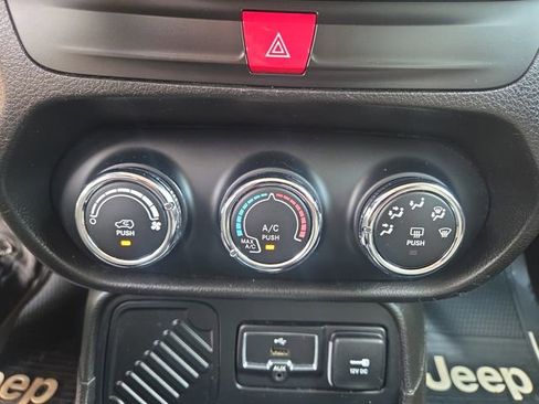 Used 2017 Jeep Renegade Sport w/ Power & Air Group FWD image 23
