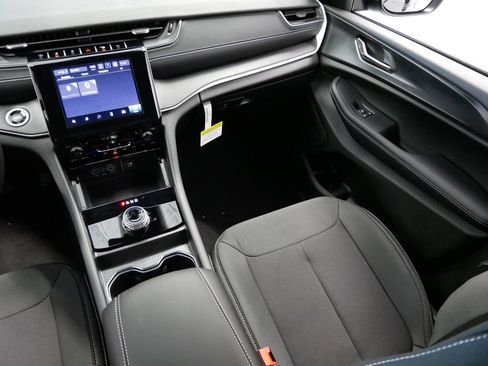 New 2025 Jeep Grand Cherokee Laredo w/ Luxury Tech Group I image 19