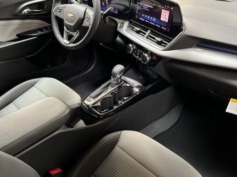 Used 2026 Chevrolet Trax LT w/ LT Convenience Package FWD image 16