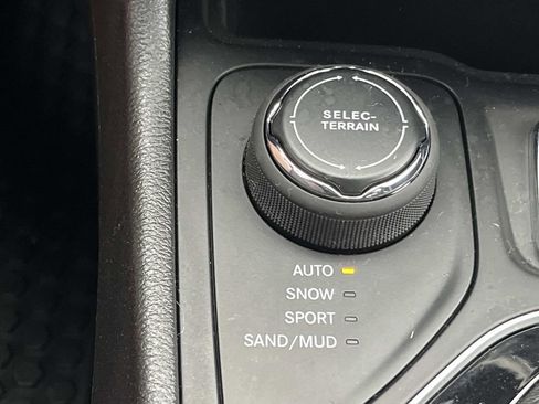 Used 2020 Jeep Cherokee Latitude Plus image 24