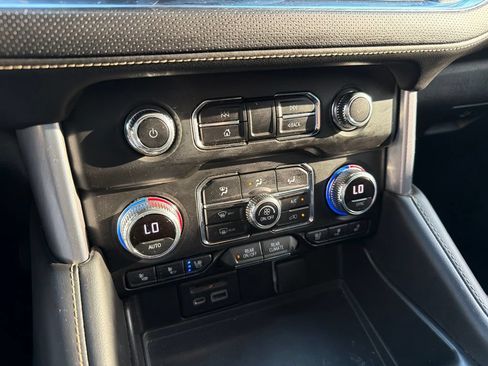 Used 2021 GMC Yukon SLT w/ SLT Premium Package AWD/4WD image 9