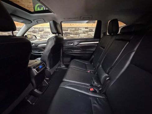 Used 2017 Toyota Highlander XLE AWD/4WD image 30