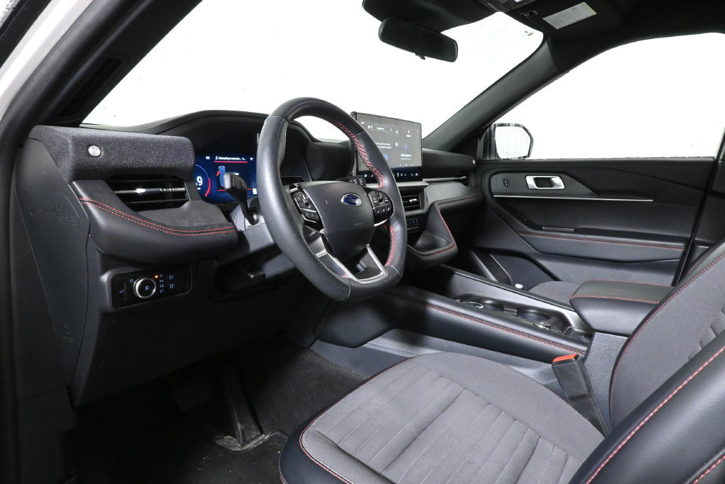 Used 2025 Ford Explorer ST-Line AWD/4WD image 4