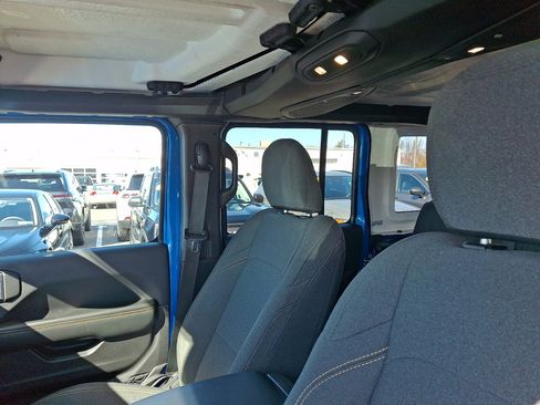 Used 2025 Jeep Wrangler Sahara image 24