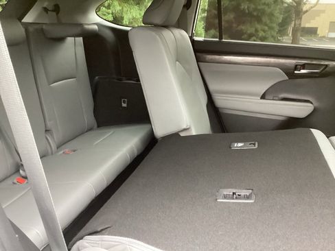 Used 2020 Toyota Highlander Limited image 6