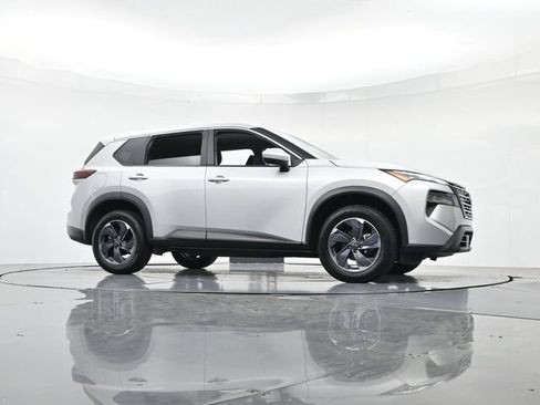 Used 2025 Nissan Rogue SV FWD image 33