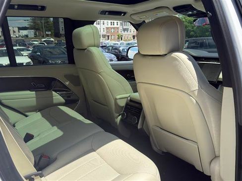 Used 2025 Land Rover Range Rover SE AWD/4WD image 17