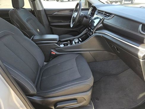 Used 2023 Jeep Grand Cherokee L Laredo image 32