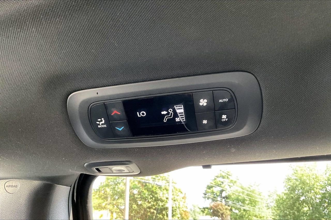 Used 2025 Chrysler Pacifica Limited FWD image 17