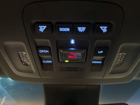 Used 2022 Toyota Avalon XSE image 22