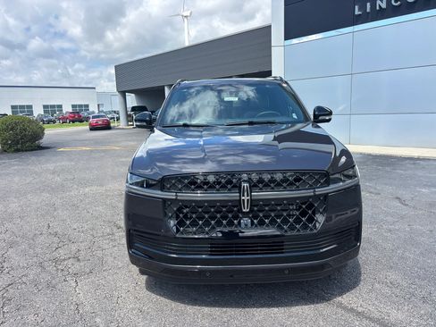 New 2026 Lincoln Navigator Reserve w/ Jet Appearance Package AWD/4WD image 2