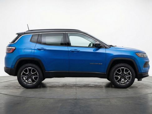 Used 2025 Jeep Compass Trailhawk AWD/4WD image 11
