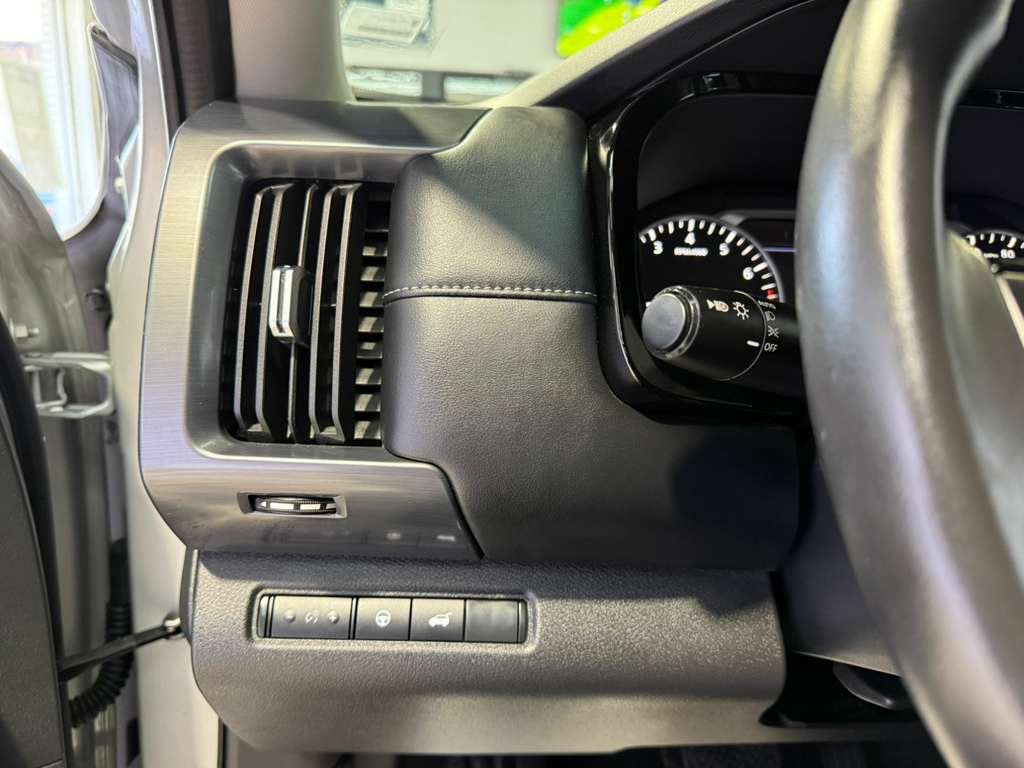 Used 2025 Nissan Pathfinder SL FWD image 21