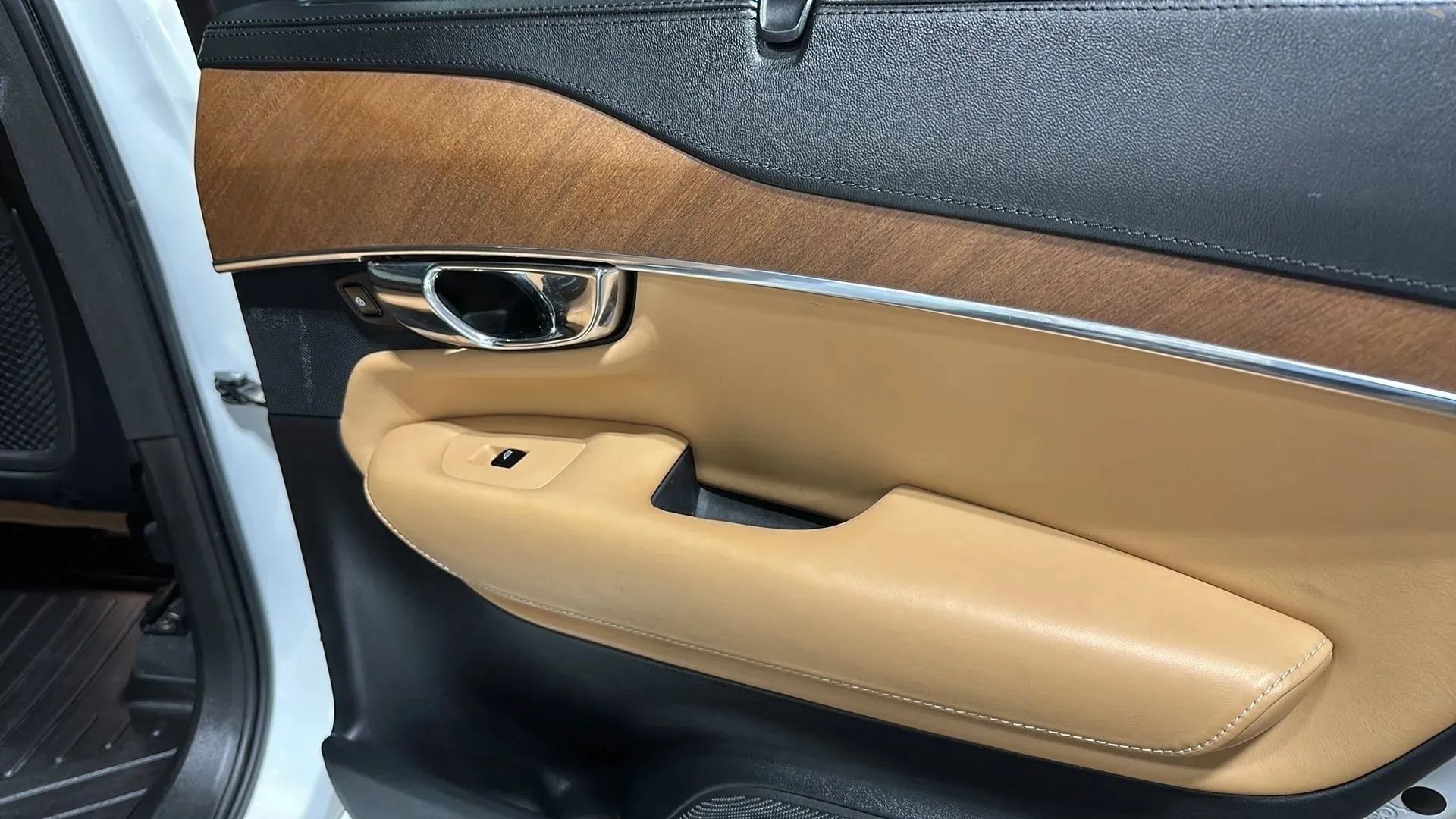 Used 2016 Volvo XC90 T6 Inscription w/ Vision Package AWD/4WD image 18