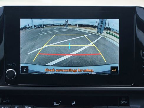 Used 2025 Toyota Camry SE image 7