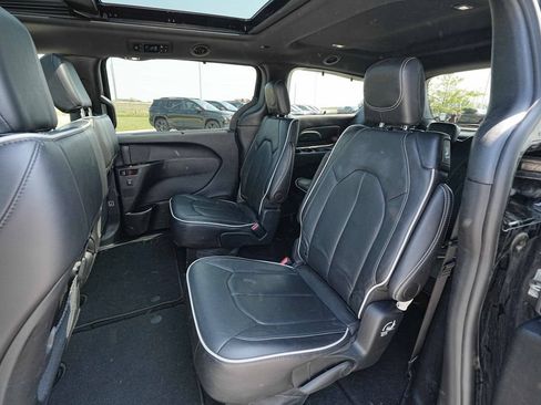 Used 2025 Chrysler Pacifica Limited FWD image 19