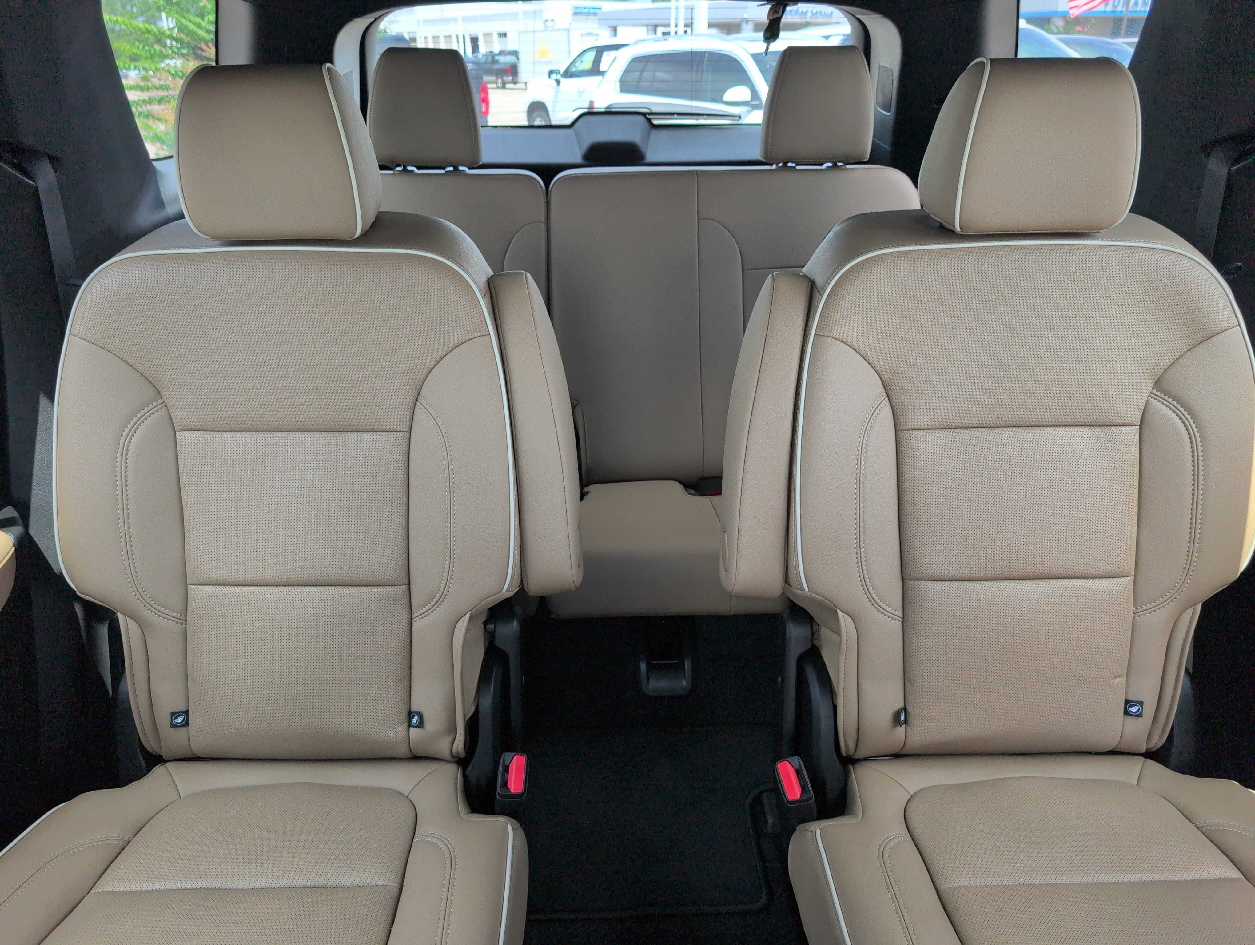 Used 2023 Chevrolet Traverse Premier FWD image 27