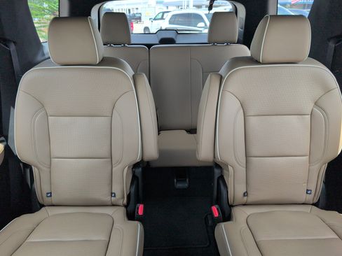 Used 2023 Chevrolet Traverse Premier FWD image 27