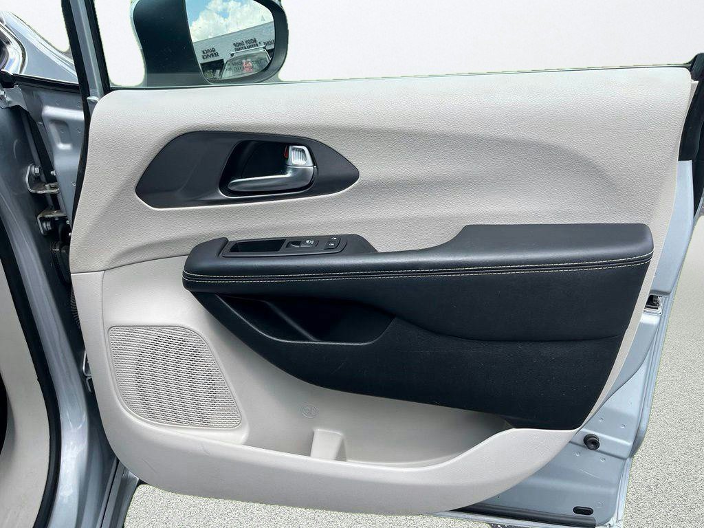 Used 2023 Chrysler Pacifica Touring-L FWD image 11