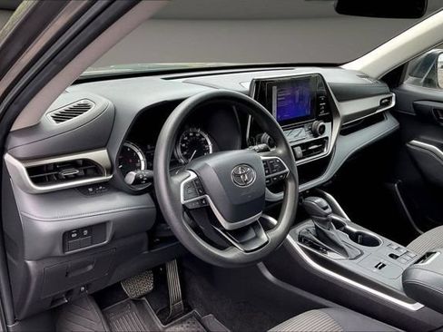 Used 2023 Toyota Highlander L FWD image 7