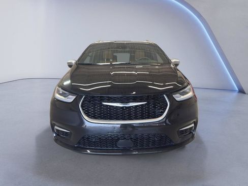 Used 2022 Chrysler Pacifica Pinnacle AWD/4WD image 2