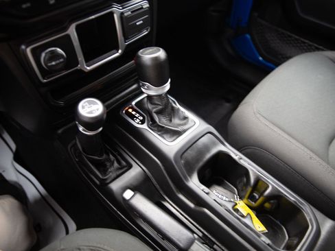 Used 2022 Jeep Gladiator Sport image 17