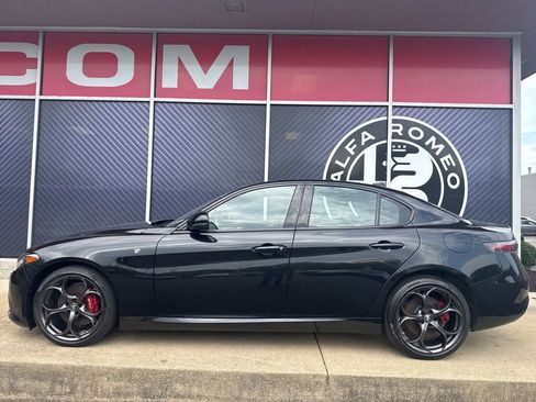 Used 2024 Alfa Romeo Giulia Ti w/ Performance Driving Package AWD/4WD image 19