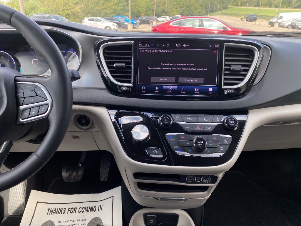 Used 2023 Chrysler Pacifica Touring-L FWD image 18
