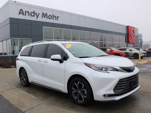 Used 2025 Toyota Sienna Platinum image 1